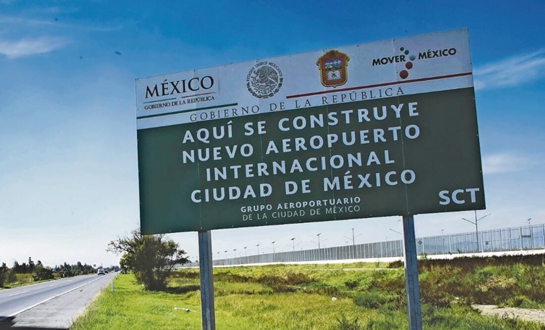 A sign beside a highway, reads in Spanish, "Here is the construction site of the new Mexico City International Airport", in Texcoco on the outskirts of Mexico City, Mexico – Photo: Alexandre Meneghini/REUTERS