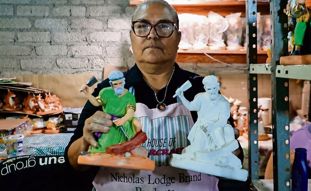 En el taller “Miguel”, la artesana Estela Arteaga da trabajo a 10 personas que trabajan las piezas a  mano. A pesar de su calidad, creen que la tradición pronto morirá. Foto: Fernanda Zamora/EL UNIVERSAL.