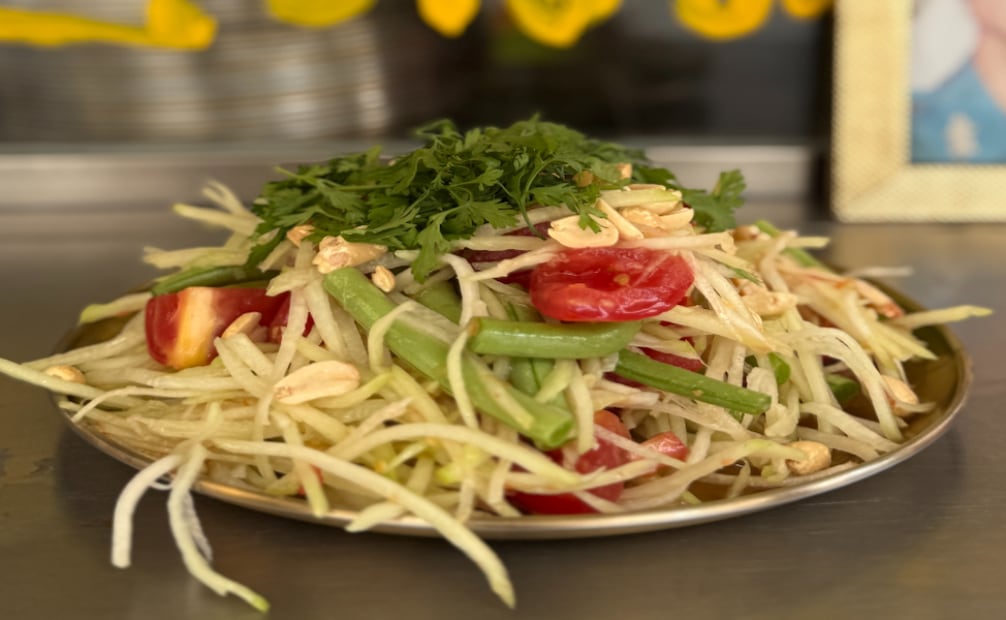 El Som tum tang (ensalada) la preparan con chayote, chile, ajo, lima, camarón seco y nam pla, con ejotes, jitomate, germen de soya y cacahuate. Foto: Diana Féito