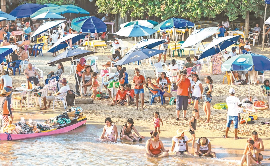 Turistas en las playas de Acapulco. El llamado de la Ssa a los ciudadanos es quedarse en casa. Foto: EFE