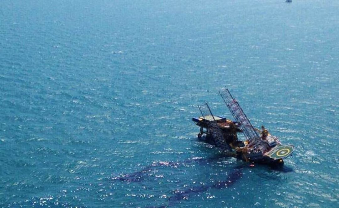 Pemex informó que la plataforma continúa ladeándose. Foto: cortesía @Eslips