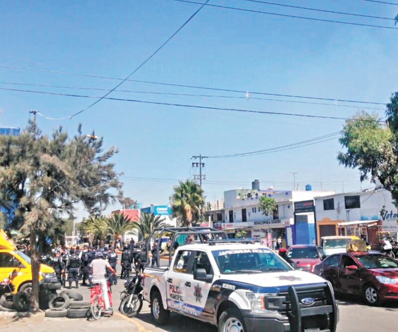 El enfrentamiento registrado ayer entre policías municipales y mototaxistas habría empezado por un accidente de tránsito en Ciudad Neza, colonia El Sol. Foto: ESPECIAL