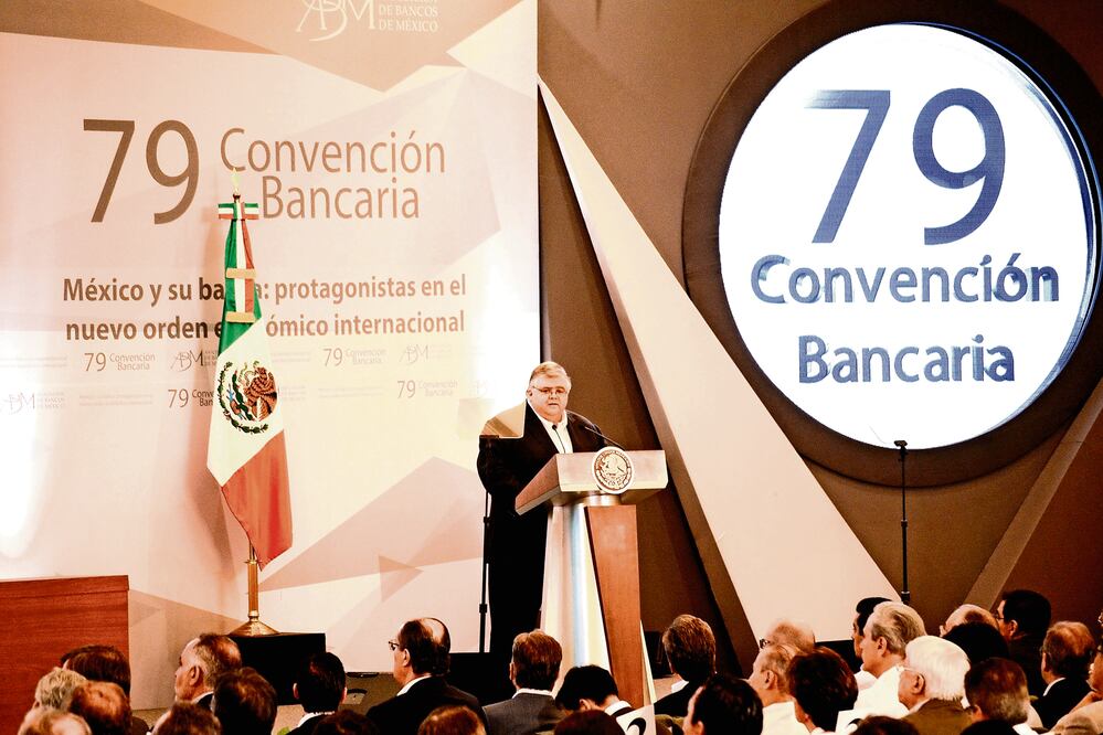 Agustín Carstens, gobernador del Banco de México, aseguró que el mecanismo da transparencia y seguridad, y está protegido contra el lavado de dinero (DASSAEV TÉLLEZ. EL UNIVERSAL)