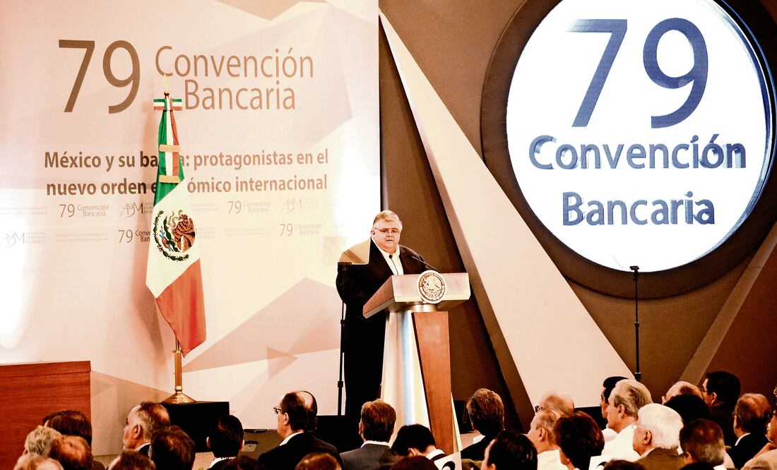 Agustín Carstens, gobernador del Banco de México, aseguró que el mecanismo da transparencia y seguridad, y está protegido contra el lavado de dinero (DASSAEV TÉLLEZ. EL UNIVERSAL)