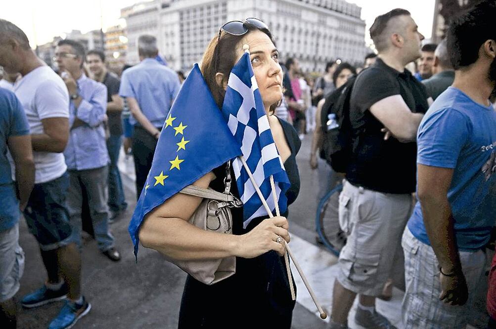 Una manifestante partidaria de que Grecia se mantenga en la zona euro participa en una protesta frente al edificio del Parlamento, ayer, en Atenas, en la que se pidió al gobierno llegar a un acuerdo con los acreedores (ALKIS KONSTANTINIDIS. REUTERS)