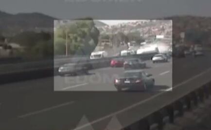 Video. Así fue el impactante momento de la volcadura de una pipa de gas en la México-Pachuca