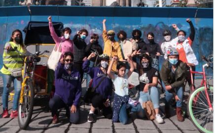 Refugiadas "soñadoras afganas" dan paseo ciclista por la CDMX