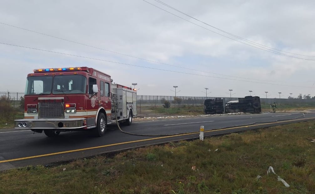 Volcadura de pipa de gas LP provoca cierre por 10 horas de la autopista Peñón-Texcoco.
Foto: Especial