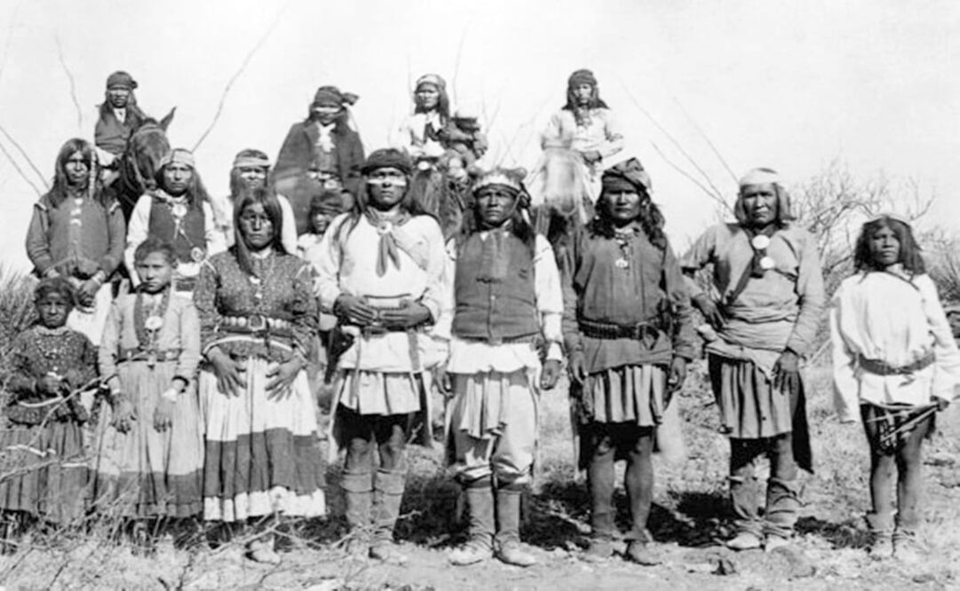 Foto de una tribu apache de la zona norte de México. Llama la atención sus cabelleras y su vestimenta. Cortesía Mario Trillo Corral.