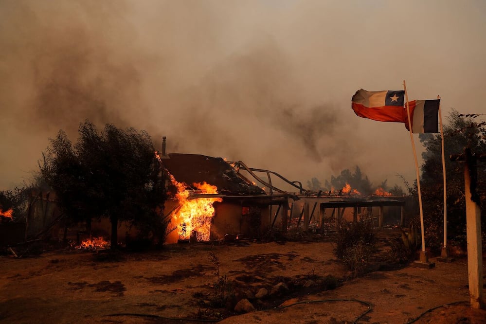 Las llamas consumieron una casa durante un incendio en Santa Juana, provincia de Concepción. Foto: AFP