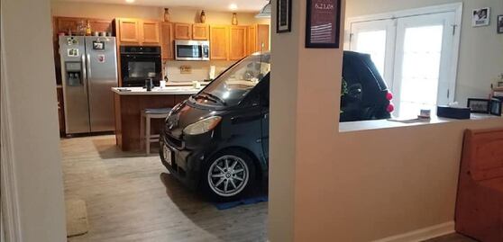 Pareja guarda su Smart en la cocina por salvarlo del huracán Dorian