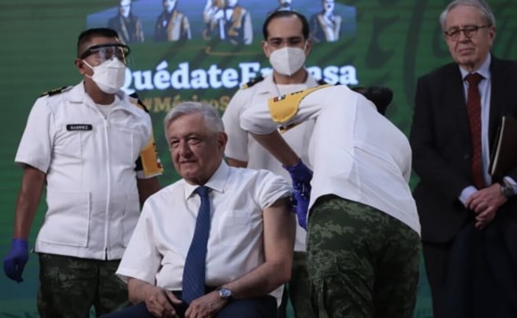 Vacunan a AMLO, inflación, deserción escolar y contaminación, entre las fotos de la semana