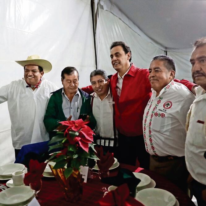 Ismael Hernández Deras, dirigente de la CNC, tomó protesta a los miembros del Comité Ejecutivo Nacional. Foto: IVÁN STEPHENS. EL UNIVERSAL