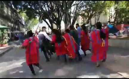 Policías se enfrentan contra mujeres triquis tras desalojo en zócalo de Oaxaca