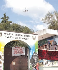 Normalistas bloquean, otra vez, las vías del tren