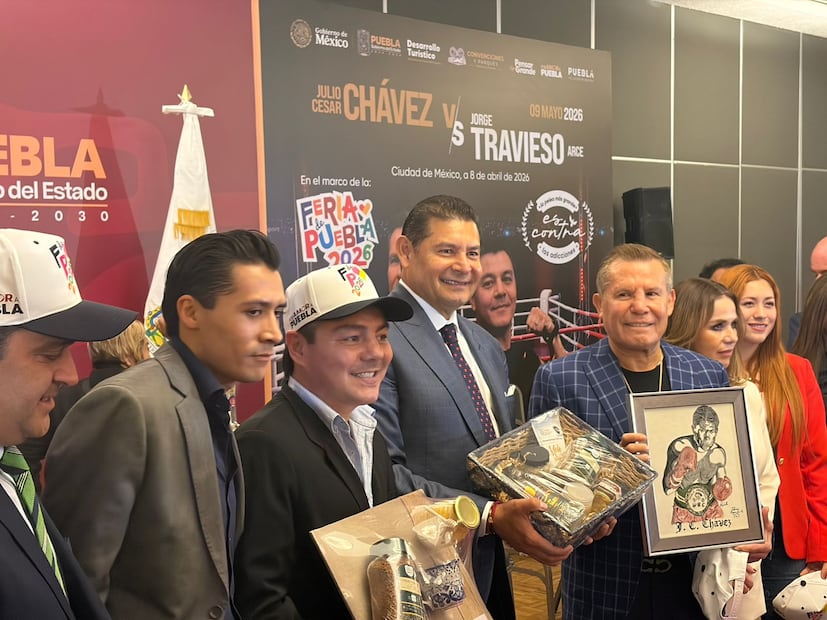 Julio César Chávez Jr. y Jorge 'Travieso' Arce junto al Gobernador de Puebla / Foto: Nicolás Schiller Solti - EL UNIVERSAL