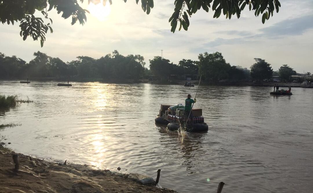 Los viajeros, algunos con documentación legal, cruzan a México de manera informal mediante el pago de 10 quetzales, que equivalen a unos 25 pesos. Foto: Especial