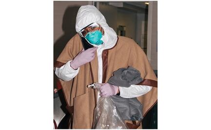 Naomi Campbell sorprende con atuendo contra el coronavirus