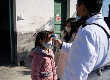 Llega a 2 mil muertes por coronavirus en China; hay más de 74 mil casos