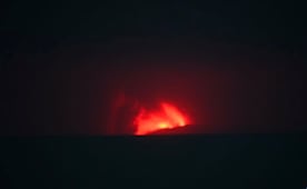 Indonesia cancela todos los vuelos en el aeropuerto de Yakarta; volcán Anak Krakatau entra en erupción