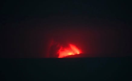 Indonesia cancela todos los vuelos en el aeropuerto de Yakarta; volcán Anak Krakatau entra en erupción