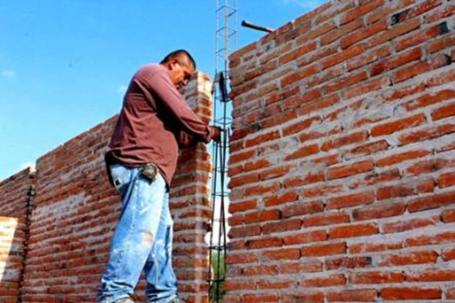 Policías-albañiles, uniformados levantan su cuartel en Querétaro 