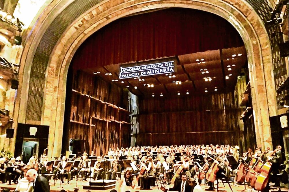 Al menos tres de las secretarías consultadas reportaron que entre 2013 y 2015 se adjudicó de manera directa a la Orquesta Sinfónica de Minería, de la UNAM, el contrato para encabezar sus conciertos navideños. (TOMADAS DE TWITTER)