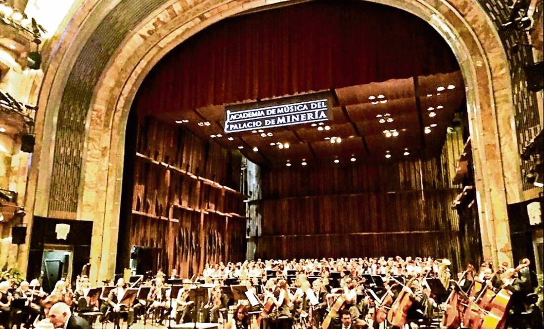 Al menos tres de las secretarías consultadas reportaron que entre 2013 y 2015 se adjudicó de manera directa a la Orquesta Sinfónica de Minería, de la UNAM, el contrato para encabezar sus conciertos navideños. (TOMADAS DE TWITTER)