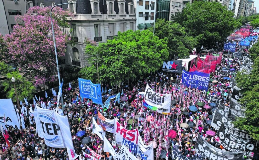 Protesta contra la escasez de alimentos en los comedores sociales y el plan de austeridad del gobierno del presidente Javier Milei, en Buenos Aires, el viernes pasado. Foto: Tomás Cuesta | AFP