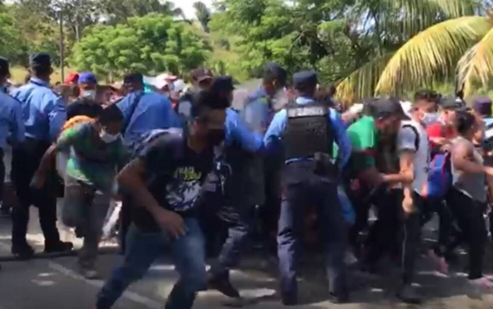 Caravana migrante rompe cerco de seguridad y pasa de Honduras a Guatemala