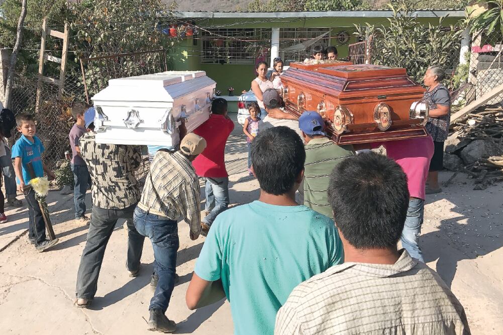 Familiares y amigos de los jóvenes plagiados y después asesinados acudieron al sepelio de las víctimas, quienes fueron arrojados en la carretera con dos tiros en la cabeza cada uno (ARTURO DE DIOS PALMA)