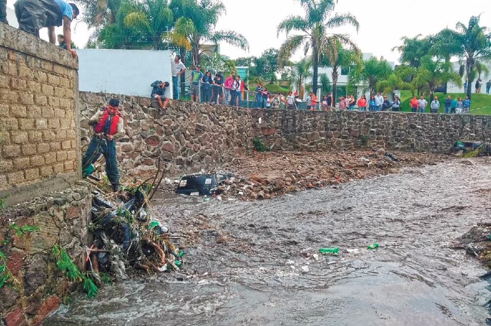 Calamidad. En el canal El Torreón también quedaron atrapados tres vehículos todoterreno. Foto/ESPECIAL