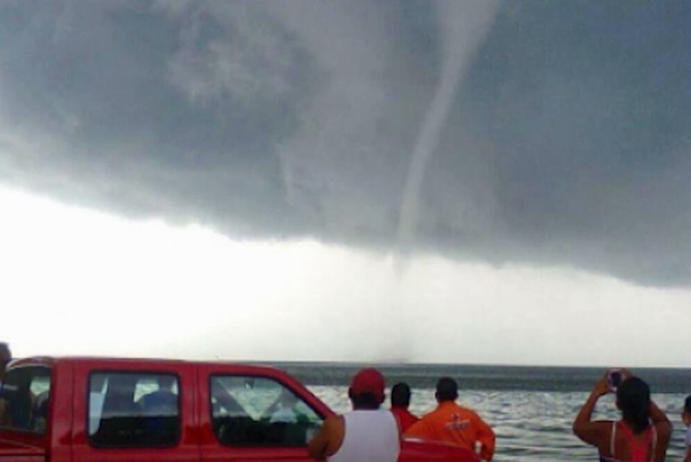 Tromba marina deja un muerto en Campeche; reportan 20 desaparecidos