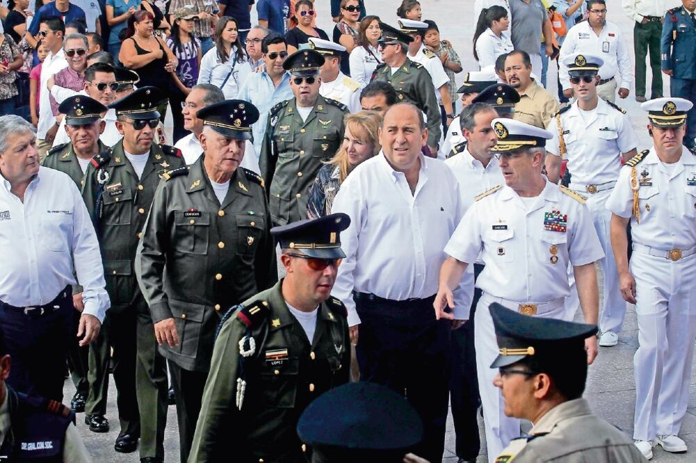 El secretario de la Defensa Nacional, Salvador Cienfuegos, y el gobernador de Coahuila, Rubén Moreira, inauguraron la exposicion de las Fuerzas Armadas en este estado (FERNANDO RAMÍREZ. EL UNIVERSAL)