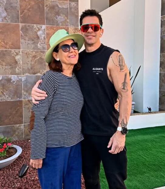 Yahir contó que, aunque su madre aún lo recibe con cariño, el Alzheimer le ha borrado recuerdos como su nombre, su profesión y parte de su historia familiar.
Instagram yahirmusic
