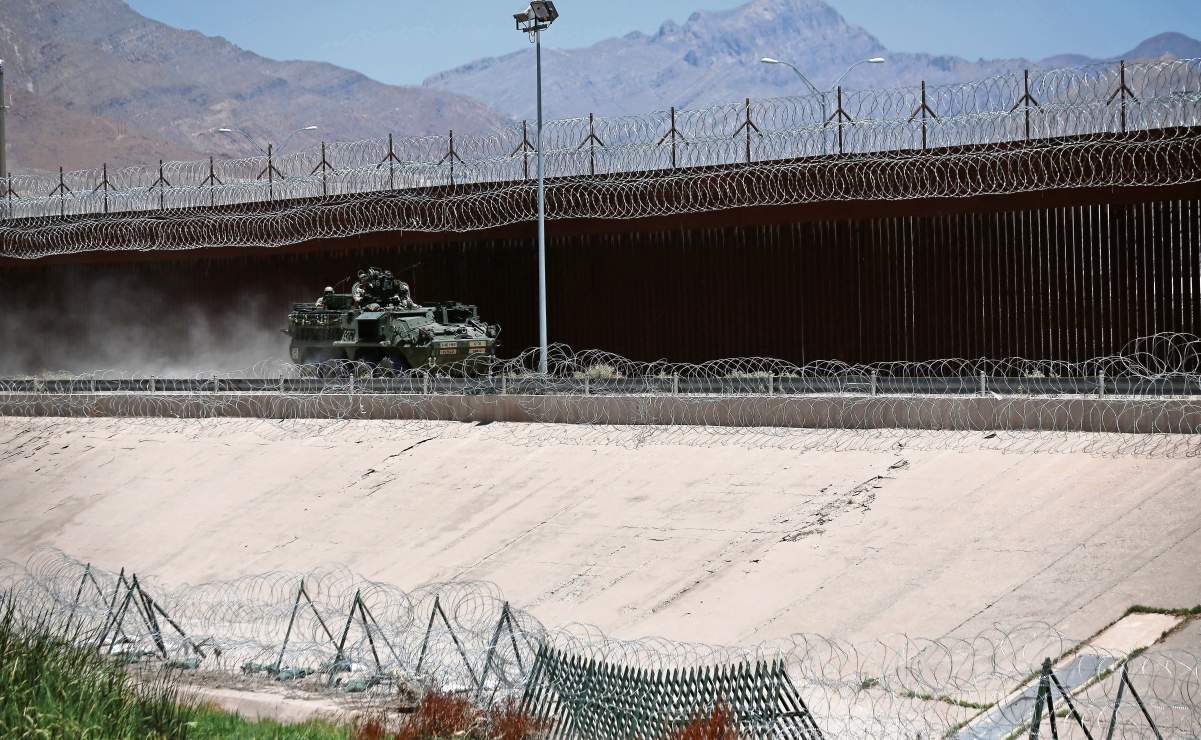 El ejército de Estados Unidos vigila la frontera entre Ciudad Juárez y El Paso con vehículos blindados. Foto: Christian Torres / AFP