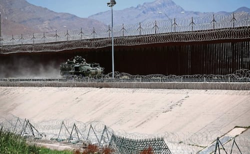 El ejército de Estados Unidos vigila la frontera entre Ciudad Juárez y El Paso con vehículos blindados. Foto: Christian Torres / AFP