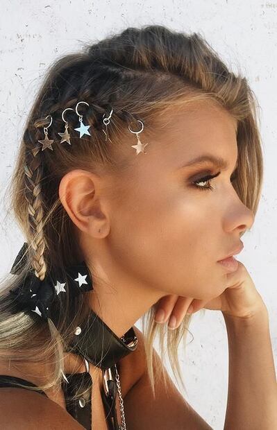 Danna Paola pone en tendencia peinado con joyería, ¡que glam!