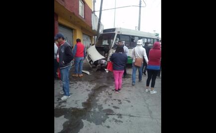 Camión embiste a microbús en Rojo Gómez