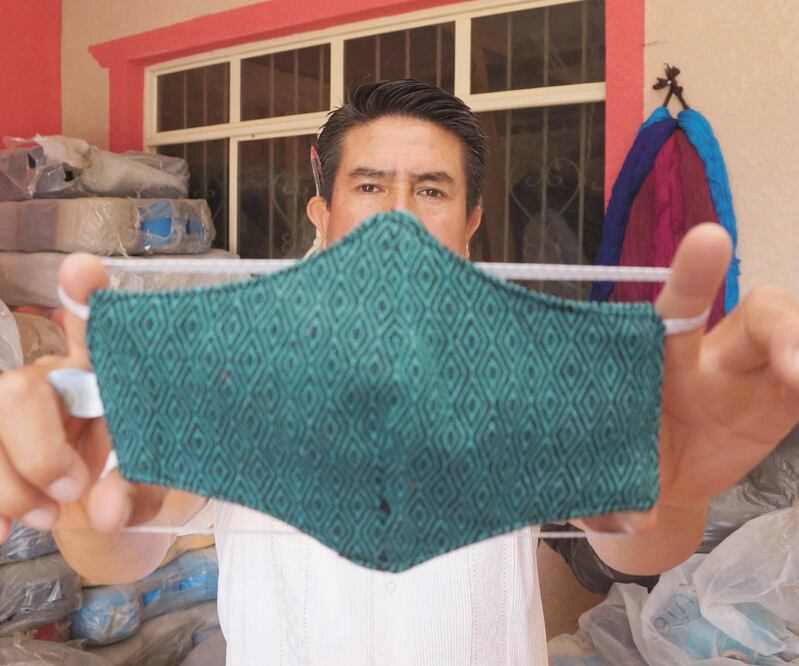 Artesanos de Oaxaca confeccionan cubrebocas con textiles de la región. Su precio oscila entre los 25 y 50 pesos, según el diseño y el tamaño. Foto: EDWIN HERNÁNDEZ. EL UNIVERAL