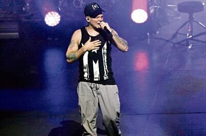 Residente le da voz a madres de los 43