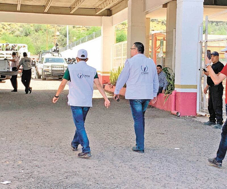 Constatación. Personal de la CEDH se presentó en el lugar de la trifulca, la cual fue reportada al número 911. Foto: AMALIA ESCOBAR. EL UNIVERSAL