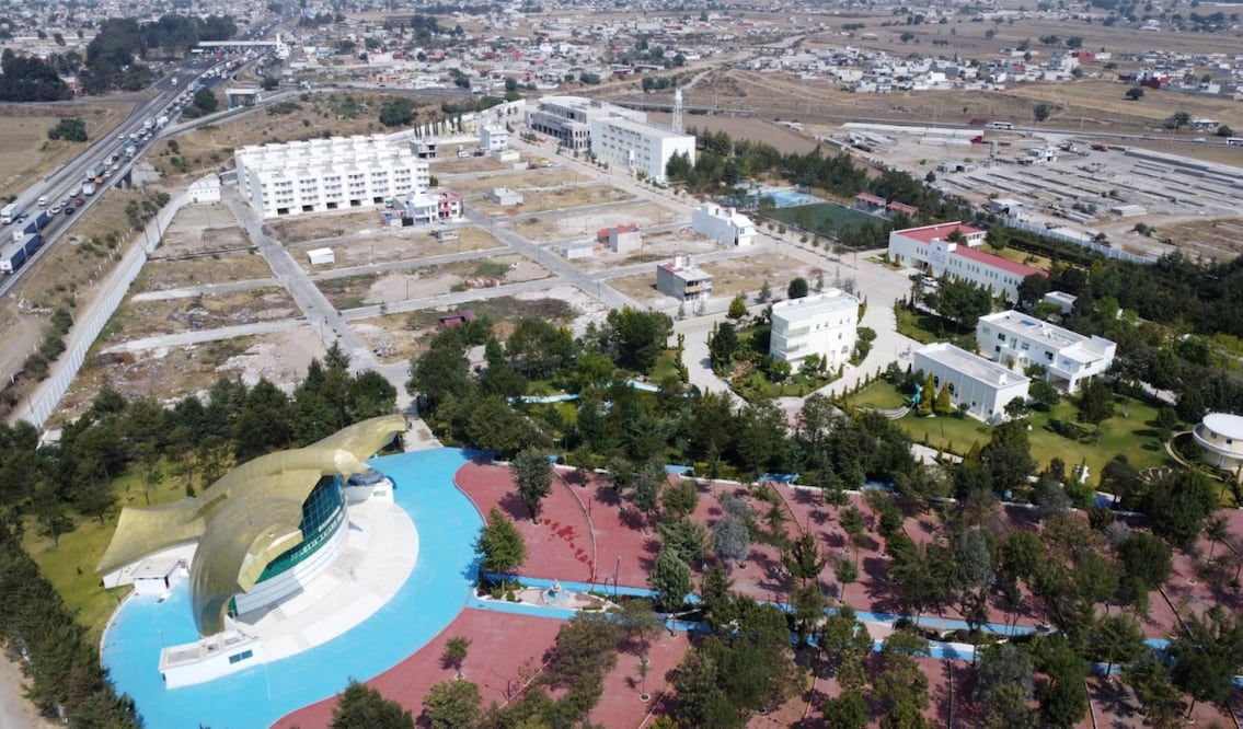 Imagen de la colonia desde el aire. Las obras iniciaron entre 2010 y 2011. Fue con la mano de obra gratuita de los fieles que se levantó la infraestructura, asegura un excreyente entrevistado. Foto: Diego Prado