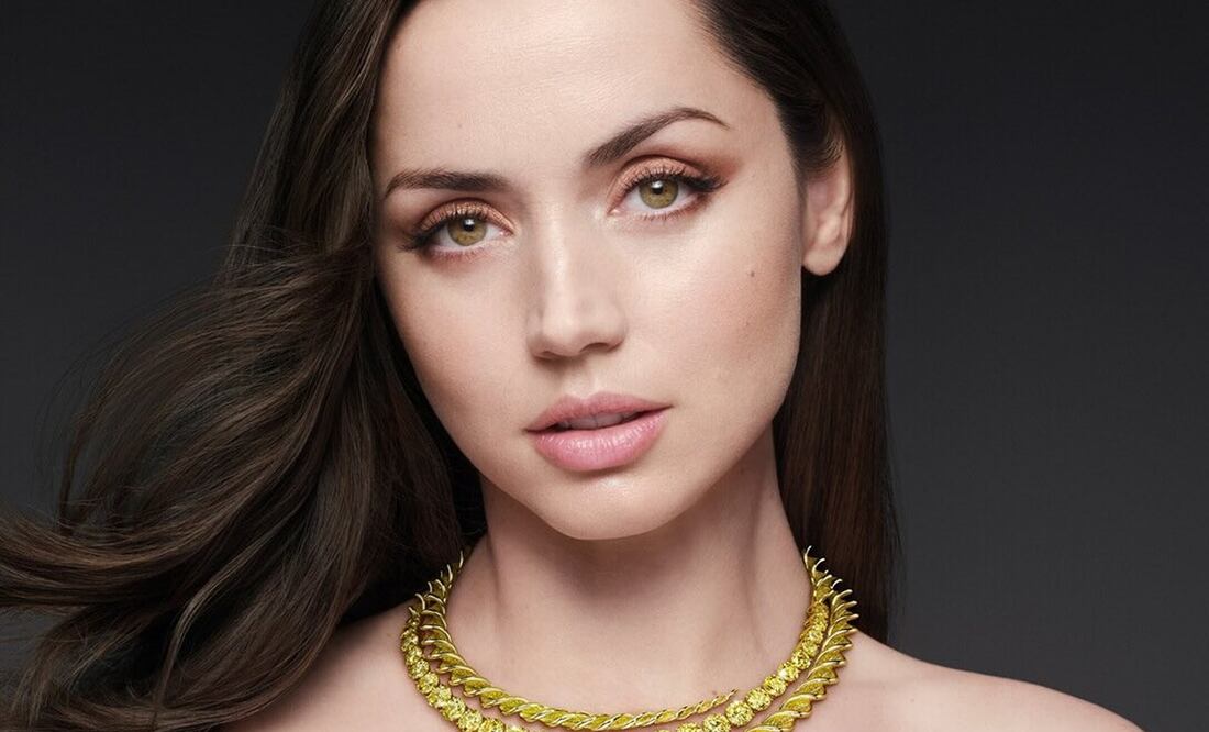 Ana de Armas deslumbró en Japón con elegante look con transparencias. Foto: Especial. Instagram @ana_d_armas @louisvuitton