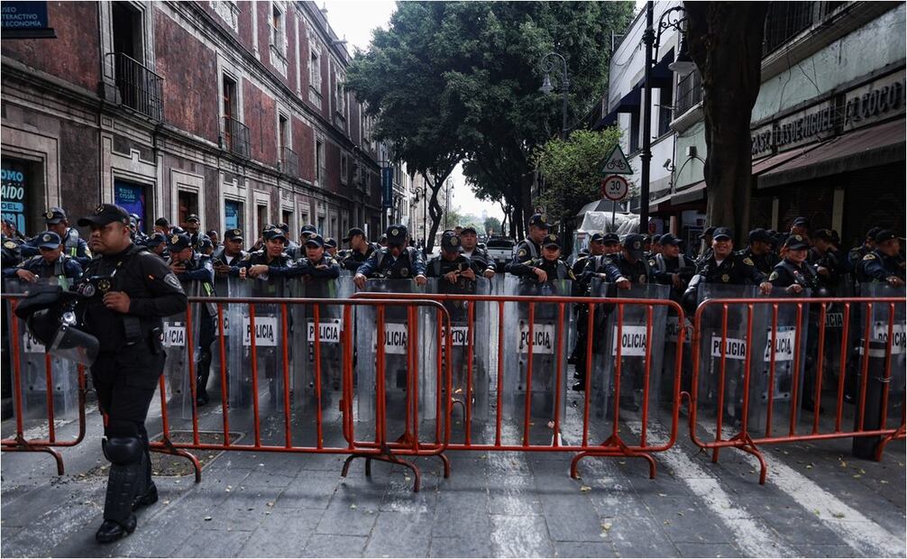 Elementos de la Secretaría de Seguridad Ciudadana impiden el acceso a la Casona de Xicoténcalt, donde sesiona el Senado. Foto: Hugo Salvador/EL UNIVERSAL