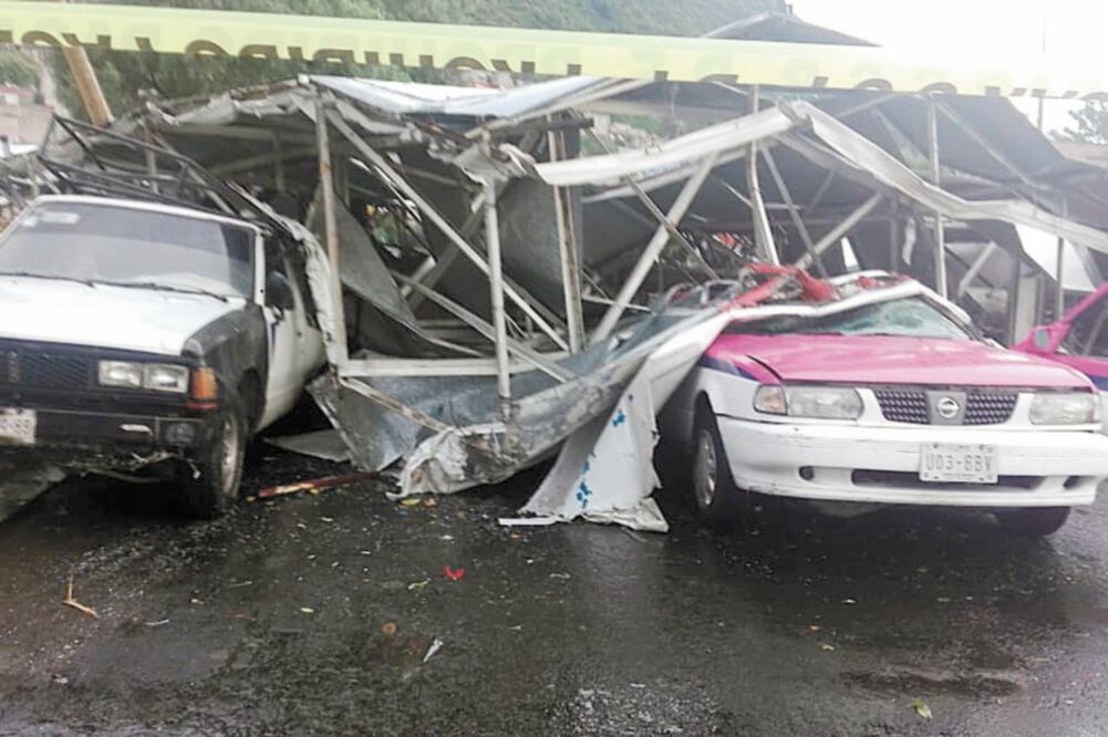 El pasado 5 de julio un espectacular, de 18 metros de altura y 96 metros cuadrados, cayó e hirió a cuatro personas en la Ciudad de México. Foto/ARCHIVO EL UNIVERSAL