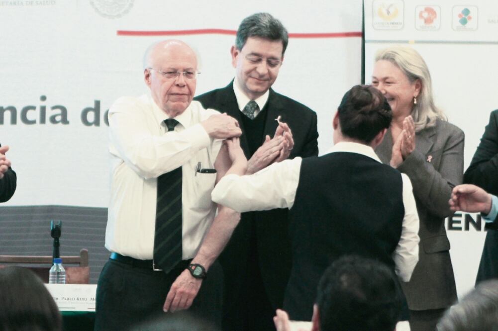 En el Antiguo Palacio de Medicina inició ayer la campaña de vacunación contra la influenza, encabezada por el secretario de Salud, José Narro Robles, quien se aplicó el antiviral (NADYA MURILLO. EL UNIVERSAL)