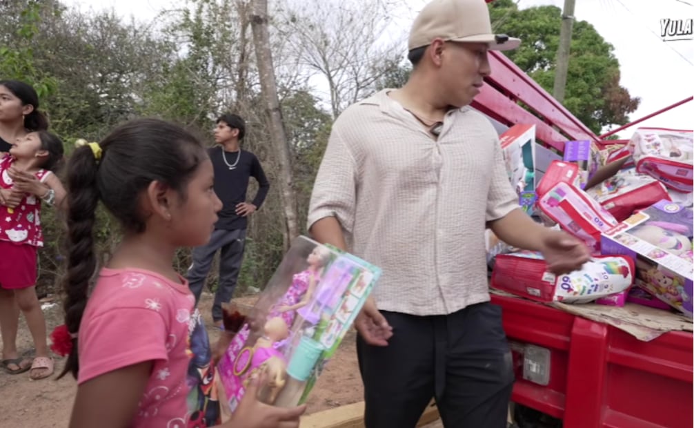 El influencer regaló juguetes a niño y niñas en el estado de Guerrero, motivándolos a continuar con sus estudios. Foto: Captura de pantalla