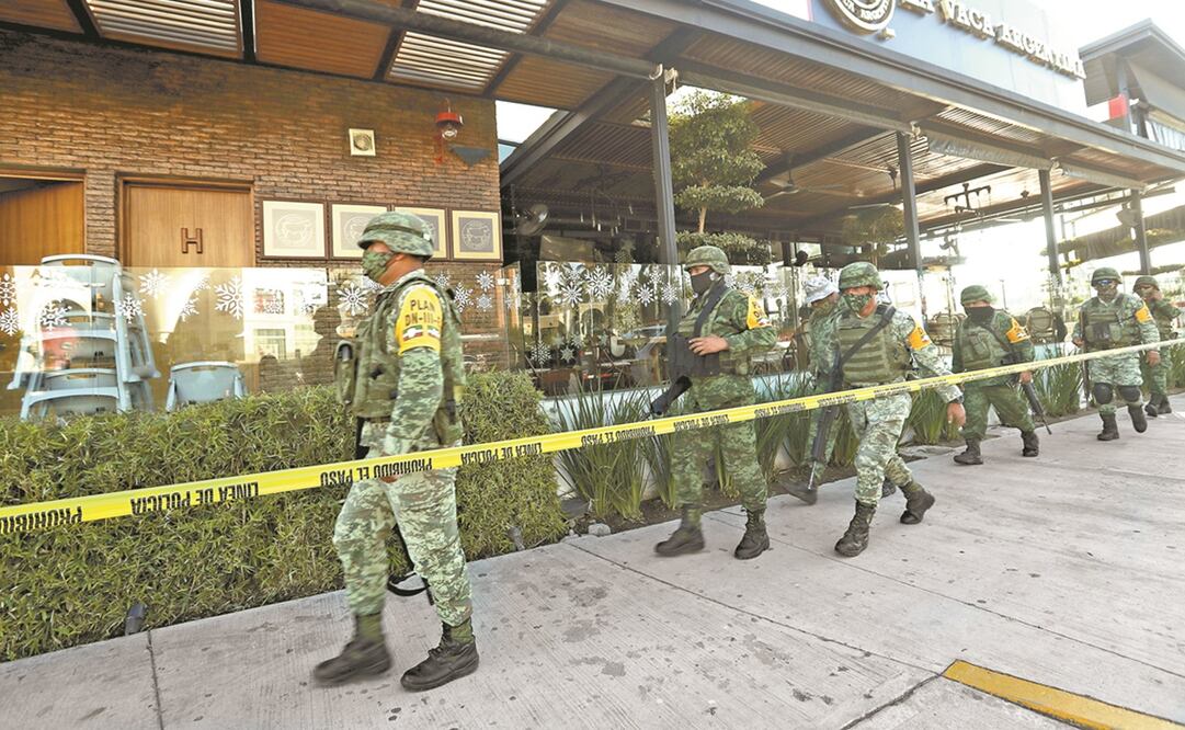 El Ejército y la Guardia Nacional asumieron el resguardo y vigilancia del bar Distrito 5, desplazando a la policía municipal. Foto: Valente Rosas. EL UNIVERSAL
