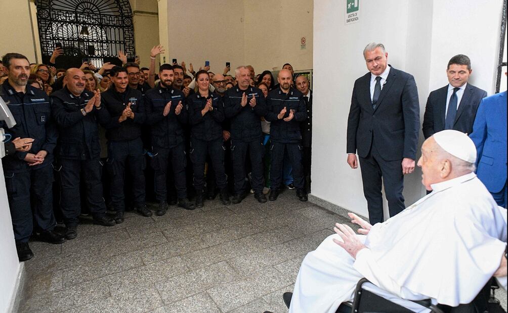 Como es su tradición, el papa Francisco acudió a la cárcel romana Regina Coeli, pese a su convalecencia por sus problemas de salud, para celebrar con algunos presos este Jueves Santo, el 17 de abril de 2025. Foto: AFP